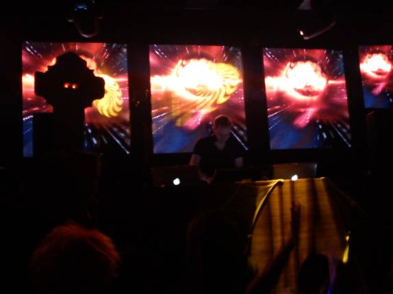 DJ Paul van Dyke em ação, em Seattle, estado de Washington, nos Estados Unidos